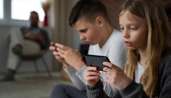 side-view-kids-with-smartphones (Large)