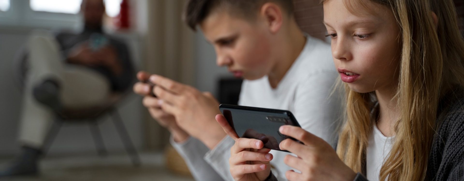 side-view-kids-with-smartphones (Large)